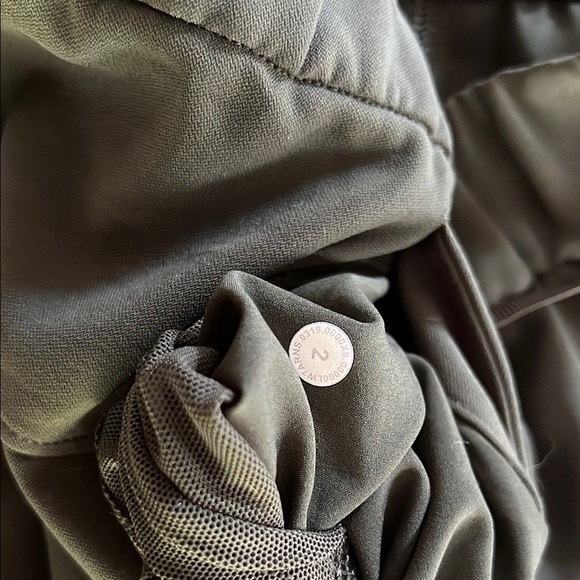 Lululemon Athletica On The Fly Green Shorts Sz 2 EUC - Picture 4 of 4